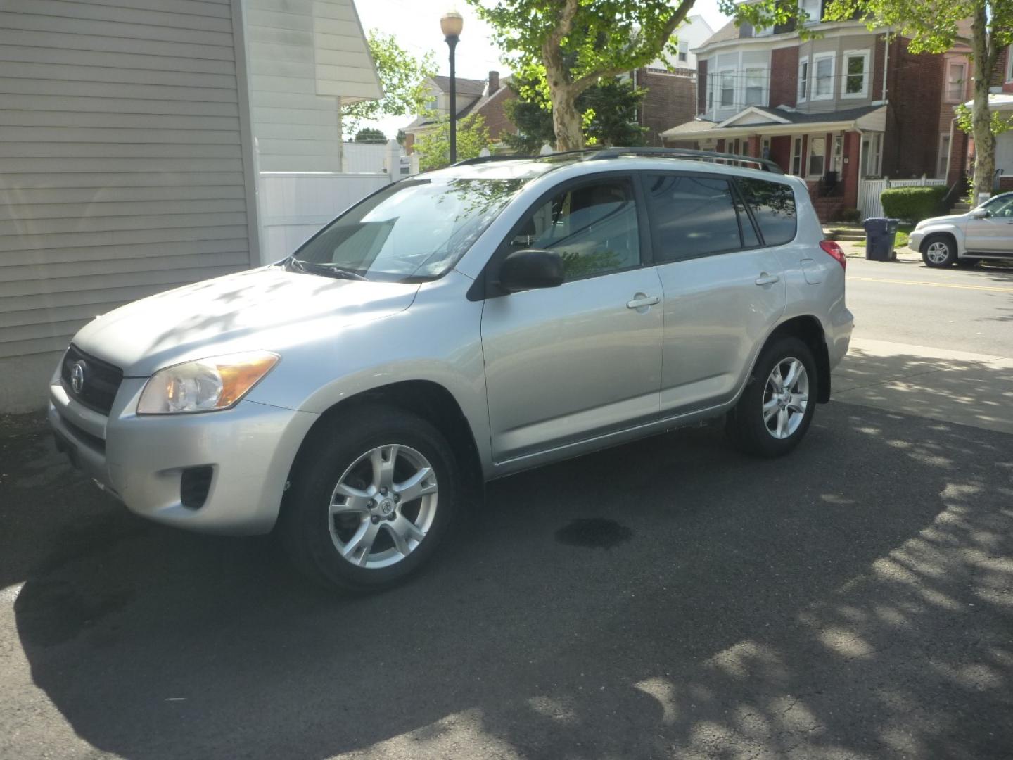 2011 SILVER /GREY CLOTH Toyota RAV4 Base I4 4WD (2T3BF4DV4BW) with an 2.4L L4 DOHC 16V engine, 4-Speed Automatic transmission, located at 1018 Brunswick Ave, Trenton, NJ, 08638, (609) 989-0900, 40.240086, -74.748085 - Photo#10