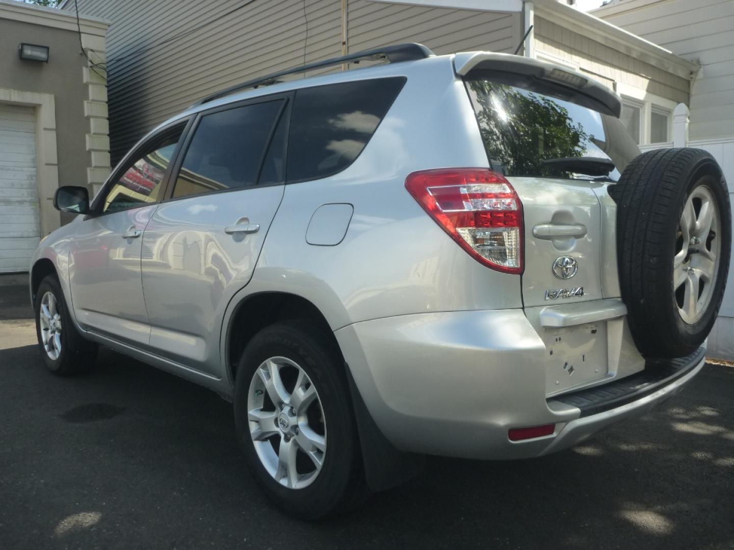 2011 SILVER /GREY CLOTH Toyota RAV4 Base I4 4WD (2T3BF4DV4BW) with an 2.4L L4 DOHC 16V engine, 4-Speed Automatic transmission, located at 1018 Brunswick Ave, Trenton, NJ, 08638, (609) 989-0900, 40.240086, -74.748085 - Photo#11