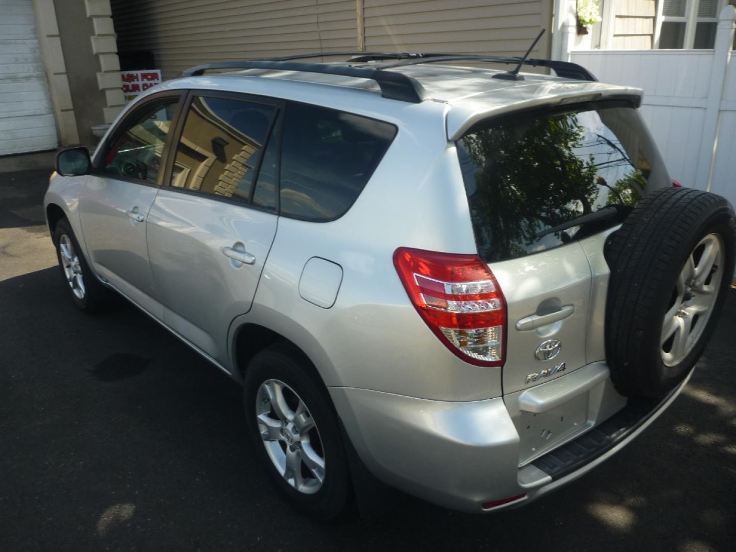 2011 SILVER /GREY CLOTH Toyota RAV4 Base I4 4WD (2T3BF4DV4BW) with an 2.4L L4 DOHC 16V engine, 4-Speed Automatic transmission, located at 1018 Brunswick Ave, Trenton, NJ, 08638, (609) 989-0900, 40.240086, -74.748085 - Photo#12