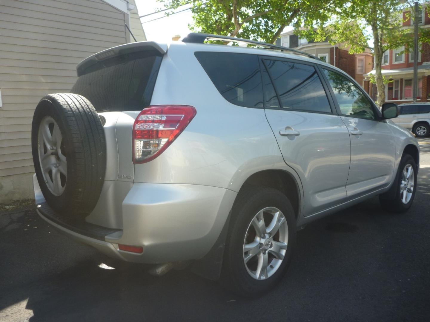 2011 SILVER /GREY CLOTH Toyota RAV4 Base I4 4WD (2T3BF4DV4BW) with an 2.4L L4 DOHC 16V engine, 4-Speed Automatic transmission, located at 1018 Brunswick Ave, Trenton, NJ, 08638, (609) 989-0900, 40.240086, -74.748085 - Photo#3