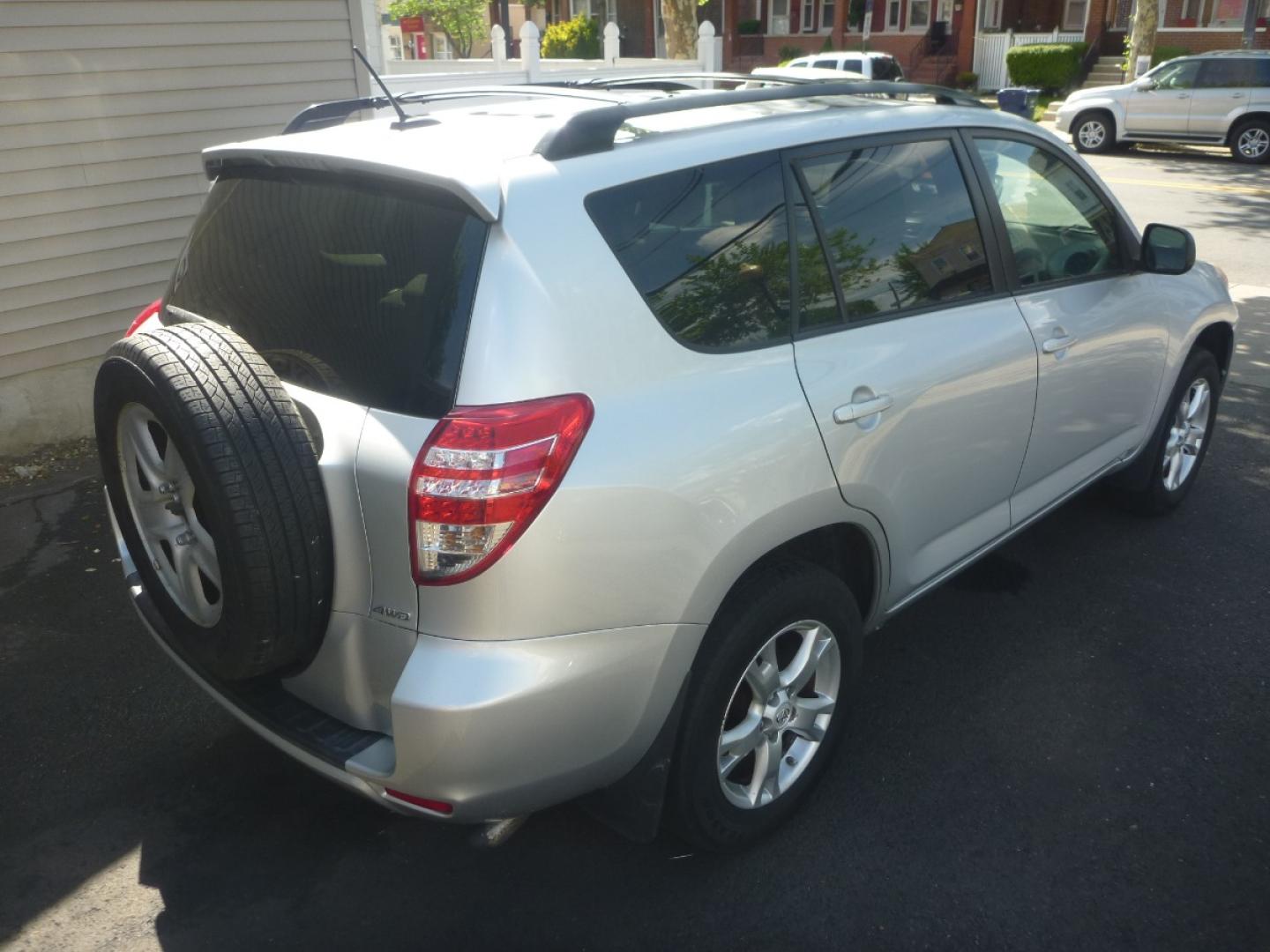 2011 SILVER /GREY CLOTH Toyota RAV4 Base I4 4WD (2T3BF4DV4BW) with an 2.4L L4 DOHC 16V engine, 4-Speed Automatic transmission, located at 1018 Brunswick Ave, Trenton, NJ, 08638, (609) 989-0900, 40.240086, -74.748085 - Photo#4