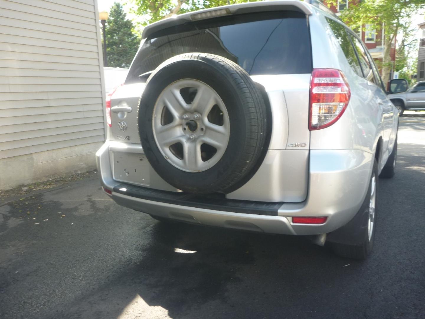 2011 SILVER /GREY CLOTH Toyota RAV4 Base I4 4WD (2T3BF4DV4BW) with an 2.4L L4 DOHC 16V engine, 4-Speed Automatic transmission, located at 1018 Brunswick Ave, Trenton, NJ, 08638, (609) 989-0900, 40.240086, -74.748085 - Photo#5