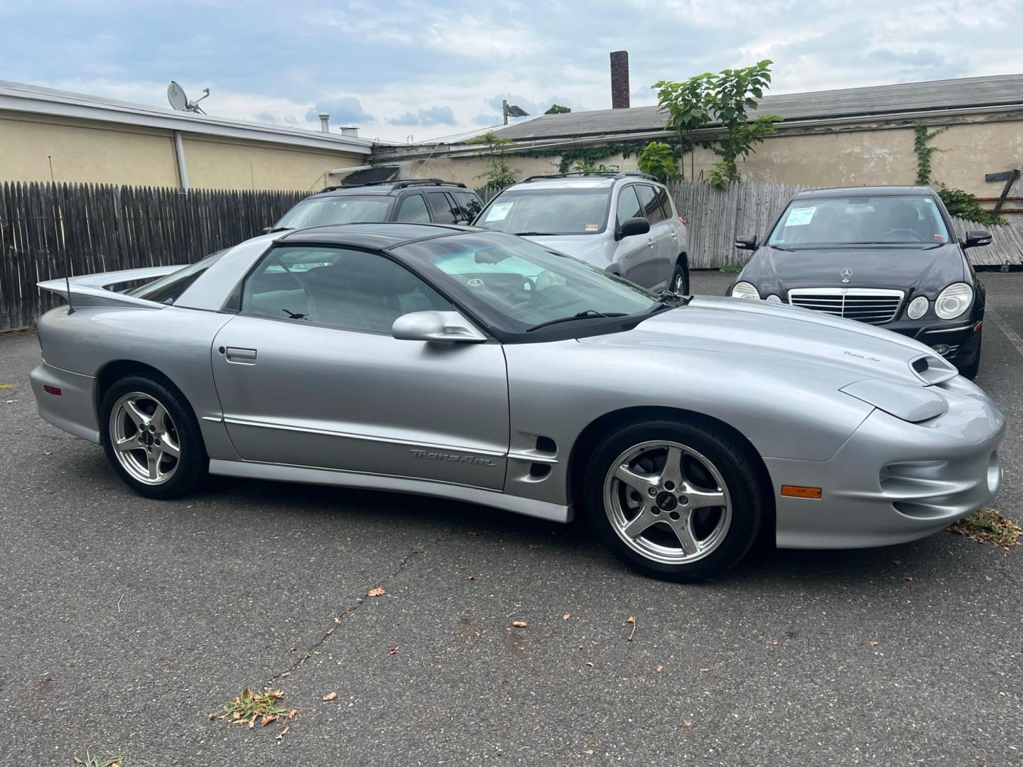 2000 SILVER /Black Leather Pontiac Firebird Formula Coup (2G2FV22G5Y2) with an 5.7L V8 OHV 16V engine, located at 1018 Brunswick Ave, Trenton, NJ, 08638, (609) 989-0900, 40.240086, -74.748085 - Photo#4