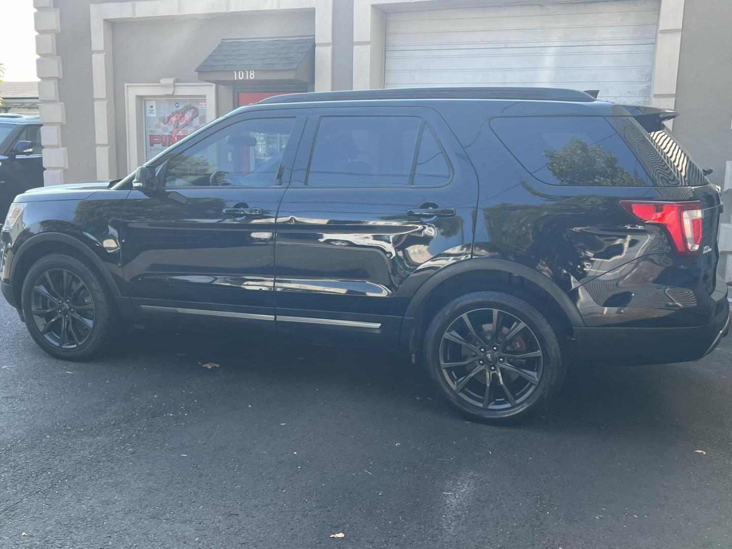 2017 BLACK Ford Explorer XLT 4WD (1FM5K8D8XHG) with an 3.5L V6 DOHC 24V engine, 6A transmission, located at 1018 Brunswick Ave, Trenton, NJ, 08638, (609) 989-0900, 40.240086, -74.748085 - Photo#2