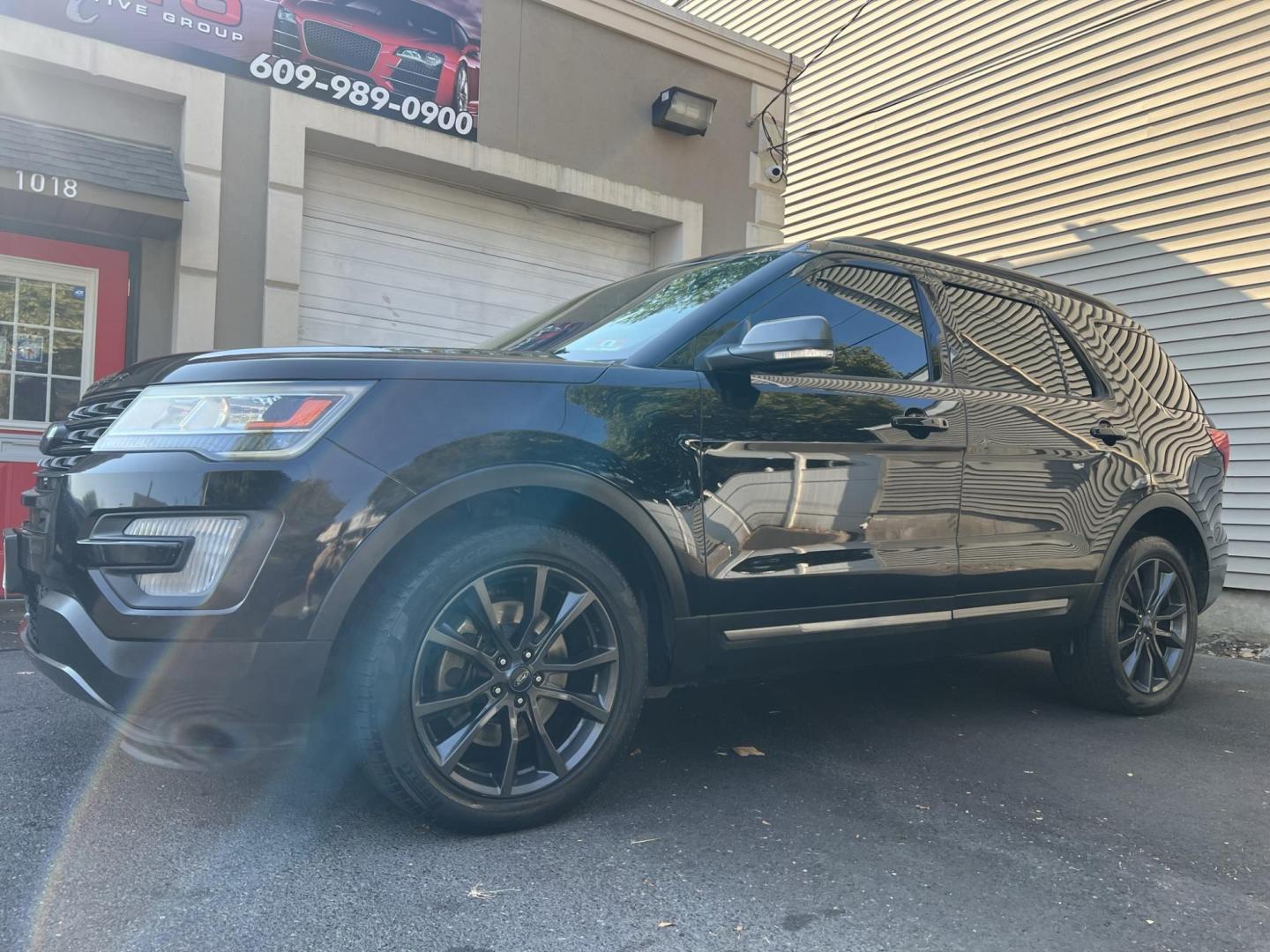 2017 BLACK Ford Explorer XLT 4WD (1FM5K8D8XHG) with an 3.5L V6 DOHC 24V engine, 6A transmission, located at 1018 Brunswick Ave, Trenton, NJ, 08638, (609) 989-0900, 40.240086, -74.748085 - Photo#4