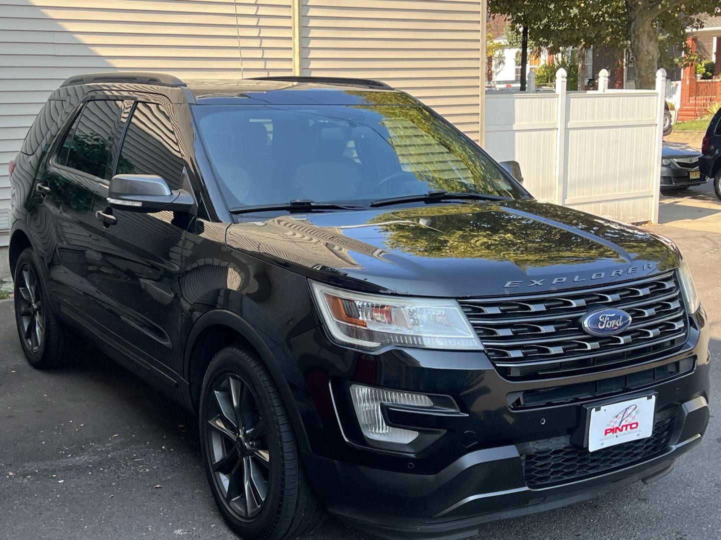 2017 BLACK Ford Explorer XLT 4WD (1FM5K8D8XHG) with an 3.5L V6 DOHC 24V engine, 6A transmission, located at 1018 Brunswick Ave, Trenton, NJ, 08638, (609) 989-0900, 40.240086, -74.748085 - Photo#5