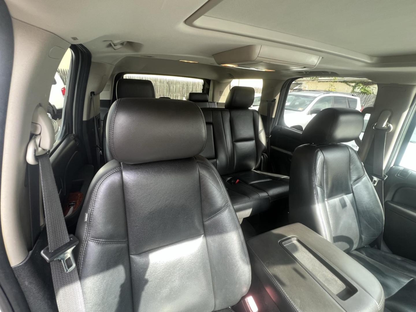 2011 SILVER /Black Leather Chevrolet Tahoe LTZ 4WD (1GNSKCE00BR) with an 5.3L V8 OHV 16V FFV engine, 6-Speed Automatic transmission, located at 1018 Brunswick Ave, Trenton, NJ, 08638, (609) 989-0900, 40.240086, -74.748085 - Photo#12