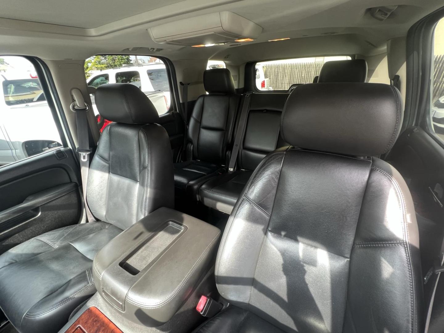 2011 SILVER /Black Leather Chevrolet Tahoe LTZ 4WD (1GNSKCE00BR) with an 5.3L V8 OHV 16V FFV engine, 6-Speed Automatic transmission, located at 1018 Brunswick Ave, Trenton, NJ, 08638, (609) 989-0900, 40.240086, -74.748085 - Photo#17