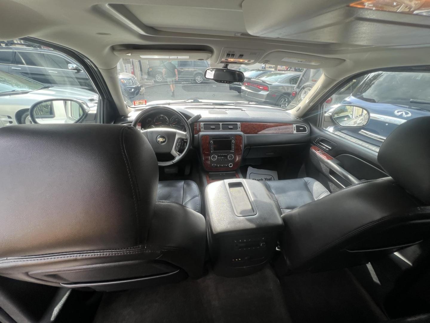 2011 SILVER /Black Leather Chevrolet Tahoe LTZ 4WD (1GNSKCE00BR) with an 5.3L V8 OHV 16V FFV engine, 6-Speed Automatic transmission, located at 1018 Brunswick Ave, Trenton, NJ, 08638, (609) 989-0900, 40.240086, -74.748085 - Photo#20