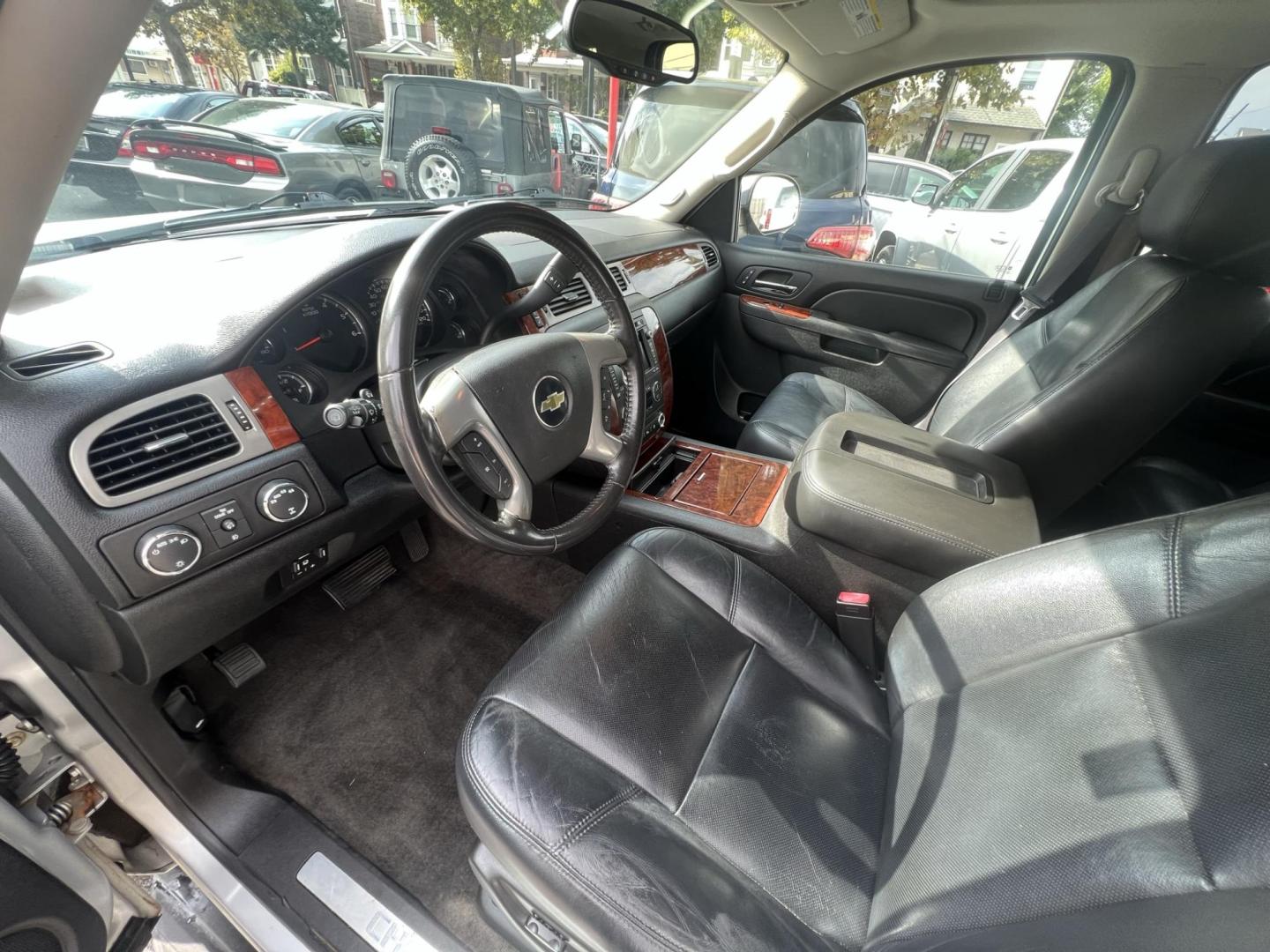 2011 SILVER /Black Leather Chevrolet Tahoe LTZ 4WD (1GNSKCE00BR) with an 5.3L V8 OHV 16V FFV engine, 6-Speed Automatic transmission, located at 1018 Brunswick Ave, Trenton, NJ, 08638, (609) 989-0900, 40.240086, -74.748085 - Photo#21