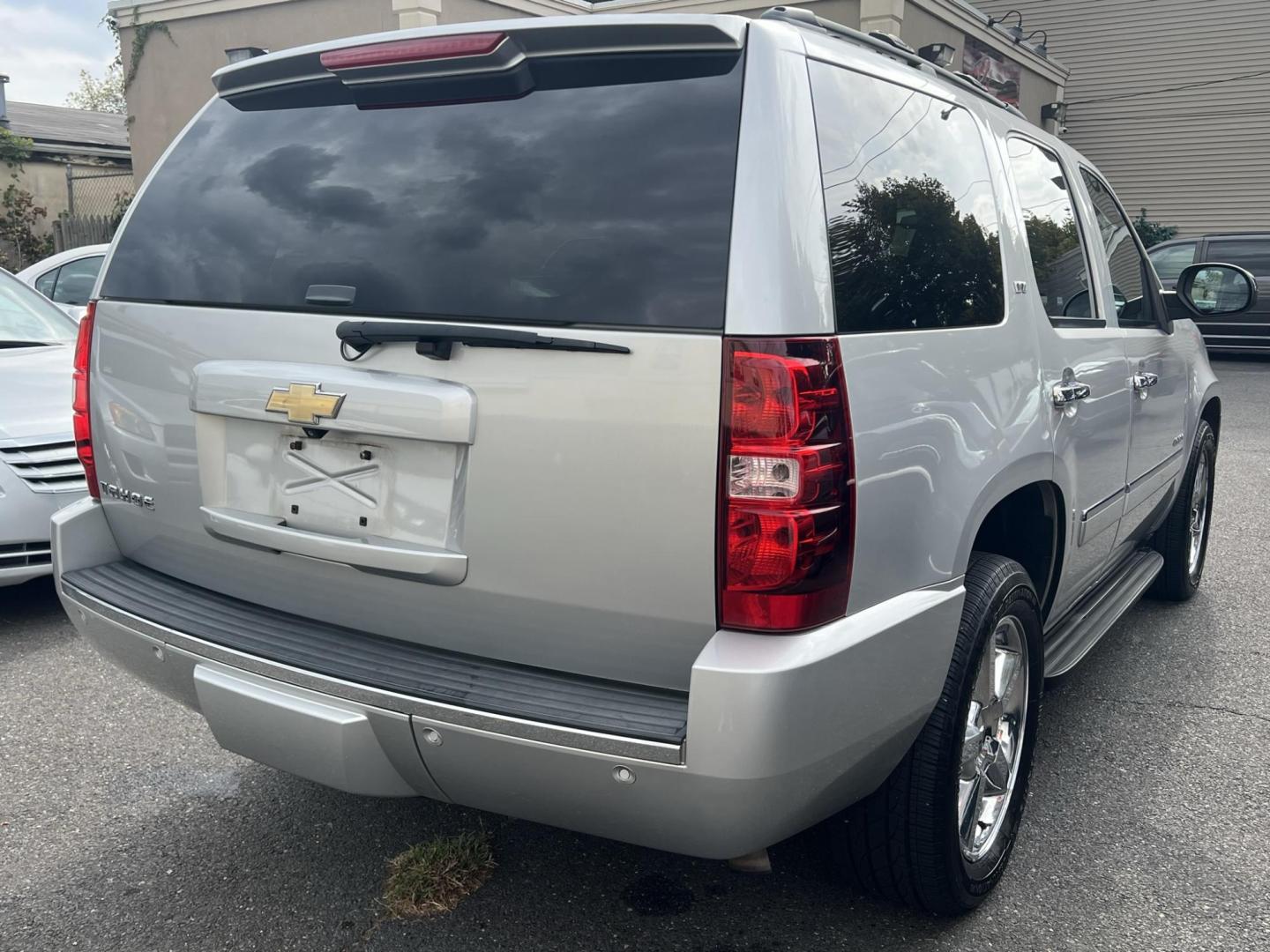 2011 SILVER /Black Leather Chevrolet Tahoe LTZ 4WD (1GNSKCE00BR) with an 5.3L V8 OHV 16V FFV engine, 6-Speed Automatic transmission, located at 1018 Brunswick Ave, Trenton, NJ, 08638, (609) 989-0900, 40.240086, -74.748085 - Photo#2