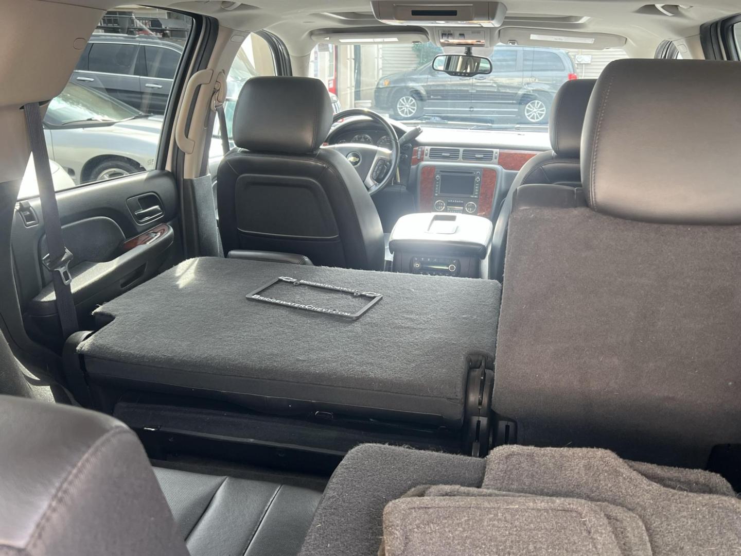 2011 SILVER /Black Leather Chevrolet Tahoe LTZ 4WD (1GNSKCE00BR) with an 5.3L V8 OHV 16V FFV engine, 6-Speed Automatic transmission, located at 1018 Brunswick Ave, Trenton, NJ, 08638, (609) 989-0900, 40.240086, -74.748085 - Photo#5