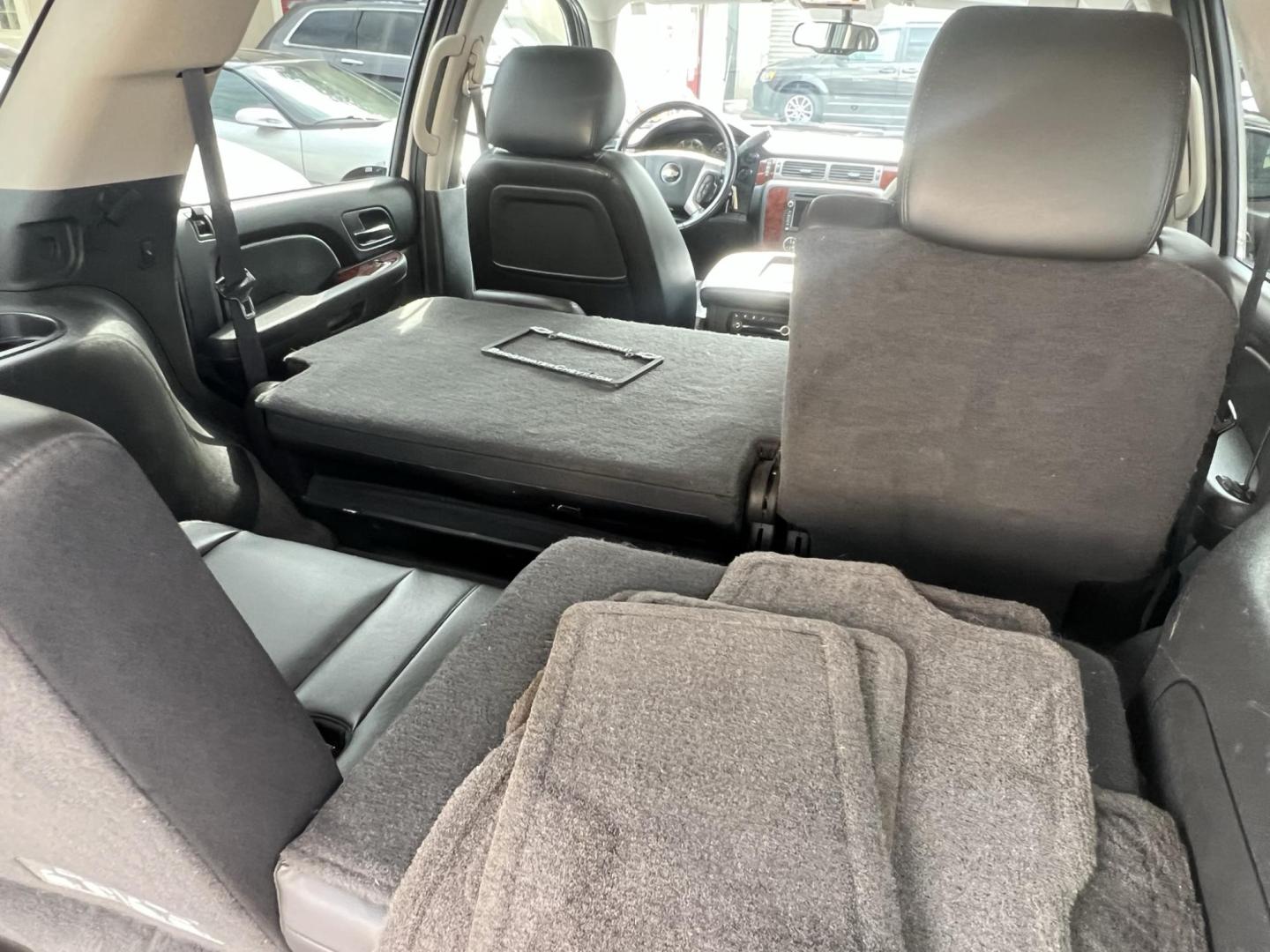 2011 SILVER /Black Leather Chevrolet Tahoe LTZ 4WD (1GNSKCE00BR) with an 5.3L V8 OHV 16V FFV engine, 6-Speed Automatic transmission, located at 1018 Brunswick Ave, Trenton, NJ, 08638, (609) 989-0900, 40.240086, -74.748085 - Photo#7