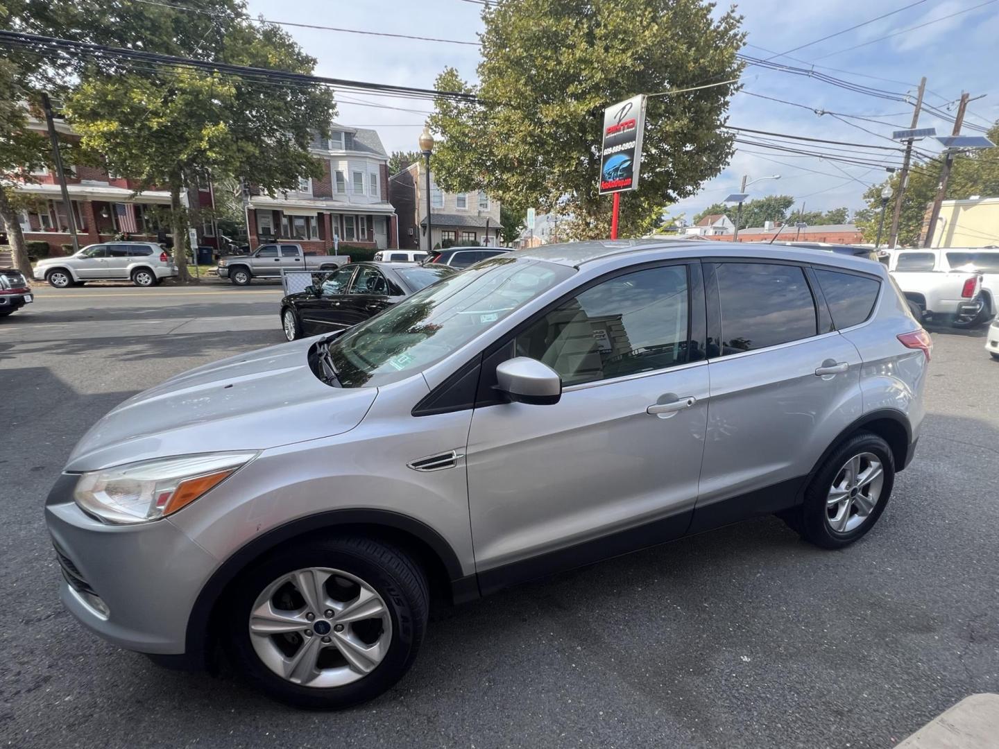 2016 SILVER /Gray Ford Escape SE FWD (1FMCU0G70GU) with an 2.5L L4 DOHC 16V engine, 6-Speed Automatic transmission, located at 1018 Brunswick Ave, Trenton, NJ, 08638, (609) 989-0900, 40.240086, -74.748085 - Photo#4