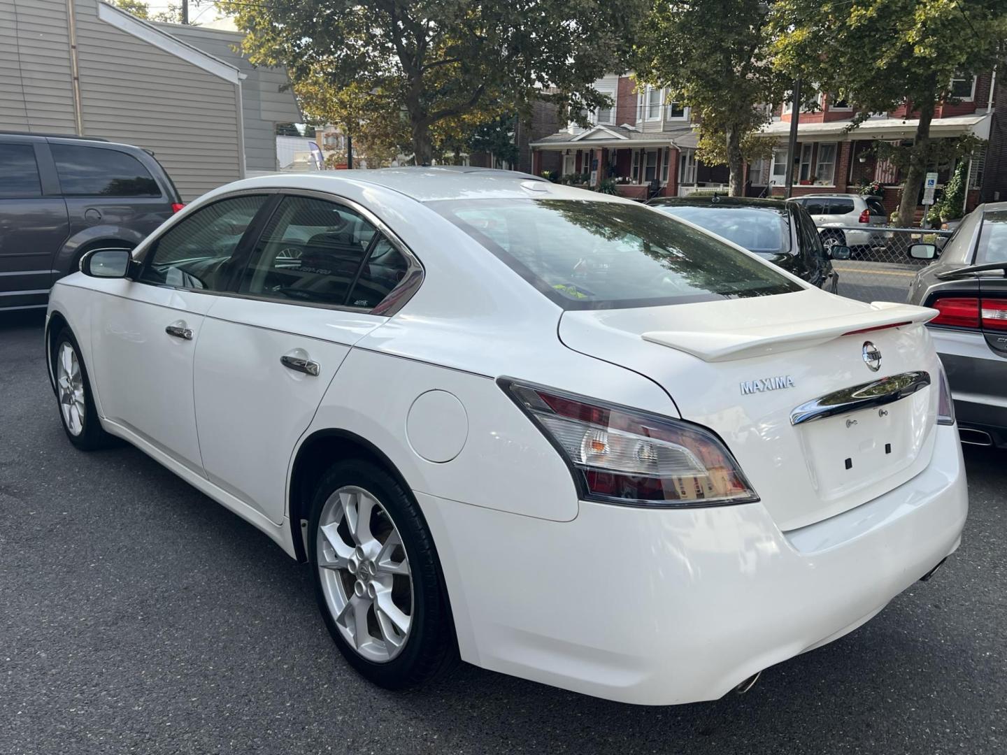 2012 White /Black Leather Nissan Maxima SV (1N4AA5AP0CC) with an 3.5L V6 DOHC 24V engine, Continuously Variable Transmission transmission, located at 1018 Brunswick Ave, Trenton, NJ, 08638, (609) 989-0900, 40.240086, -74.748085 - Photo#4