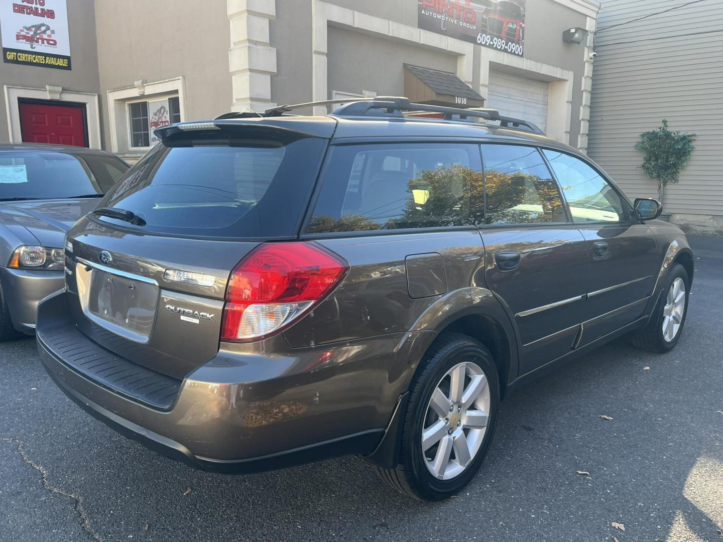 2008 GRAY /beige Subaru Outback 2.5i (4S4BP61C187) with an 2.5L H4 SOHC 16V engine, 5-Speed Manual Overdrive transmission, located at 1018 Brunswick Ave, Trenton, NJ, 08638, (609) 989-0900, 40.240086, -74.748085 - Photo#4