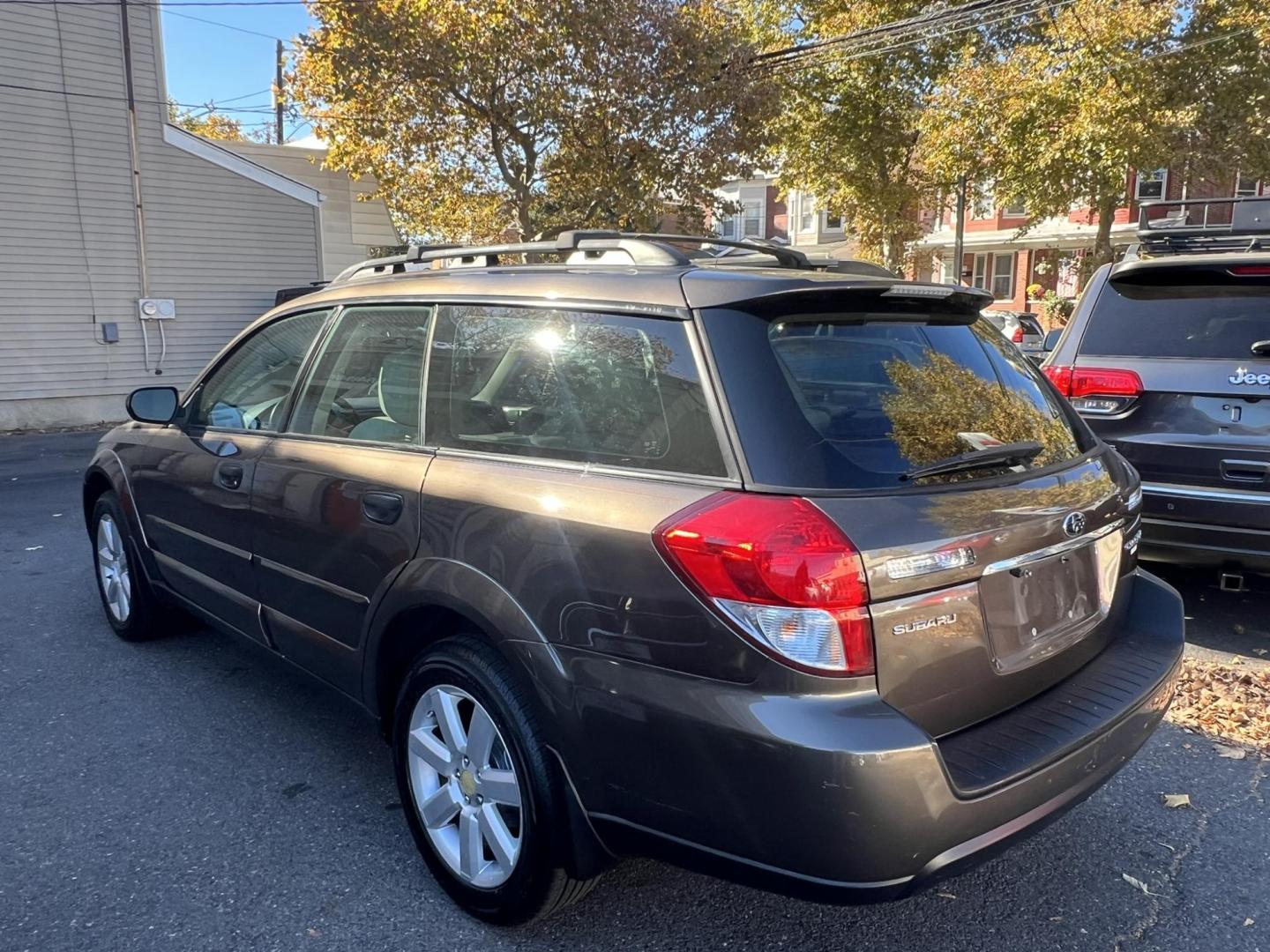 2008 GRAY /beige Subaru Outback 2.5i (4S4BP61C187) with an 2.5L H4 SOHC 16V engine, 5-Speed Manual Overdrive transmission, located at 1018 Brunswick Ave, Trenton, NJ, 08638, (609) 989-0900, 40.240086, -74.748085 - Photo#5