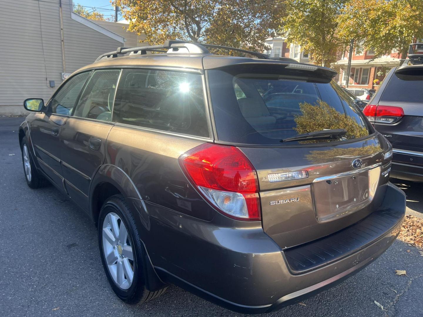 2008 GRAY /beige Subaru Outback 2.5i (4S4BP61C187) with an 2.5L H4 SOHC 16V engine, 5-Speed Manual Overdrive transmission, located at 1018 Brunswick Ave, Trenton, NJ, 08638, (609) 989-0900, 40.240086, -74.748085 - Photo#8