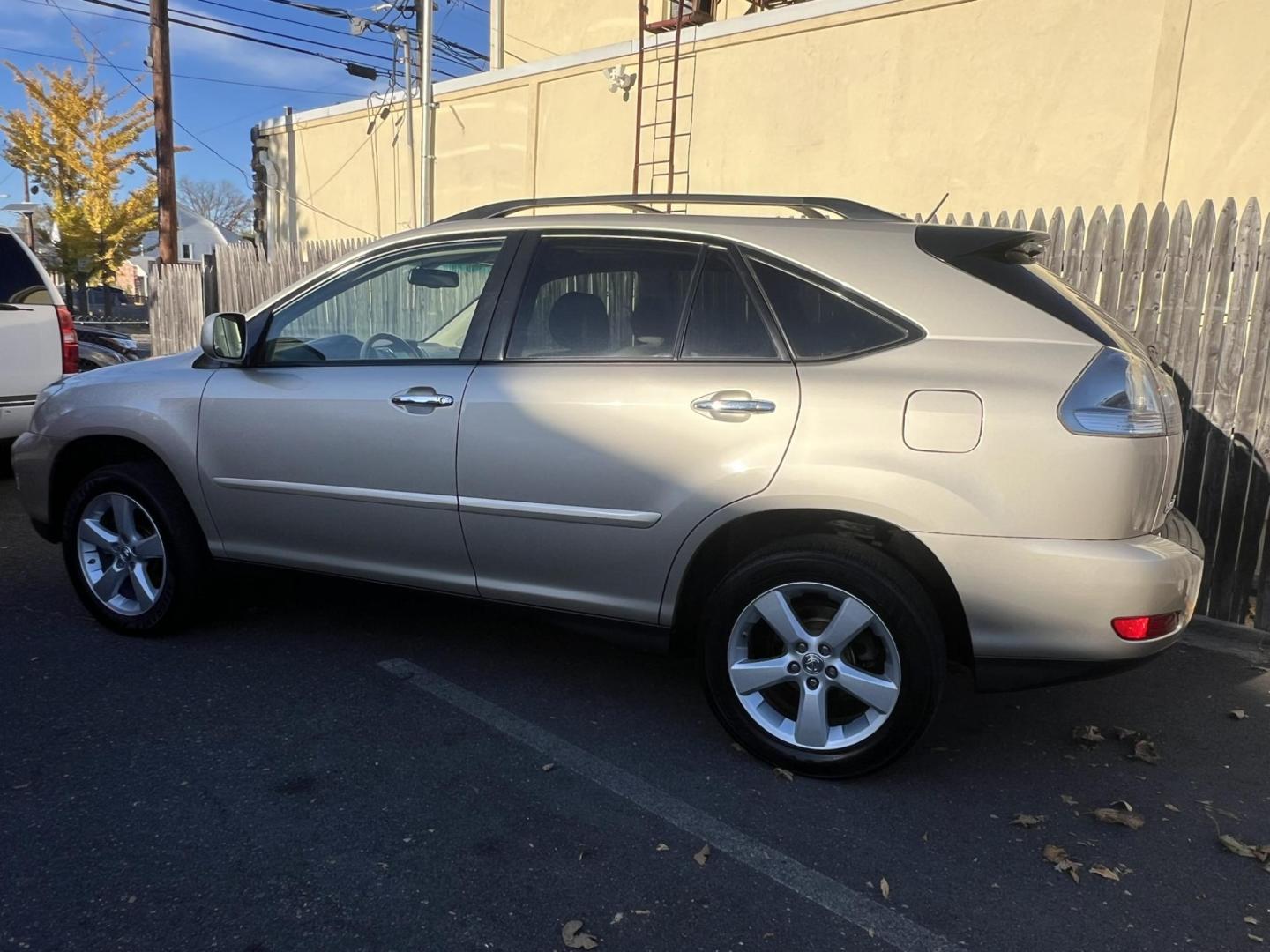 2008 Lexus RX 350 AWD (2T2HK31U48C) with an 3.5L V6 engine, 5-Speed Automatic Overdrive transmission, located at 1018 Brunswick Ave, Trenton, NJ, 08638, (609) 989-0900, 40.240086, -74.748085 - Photo#4