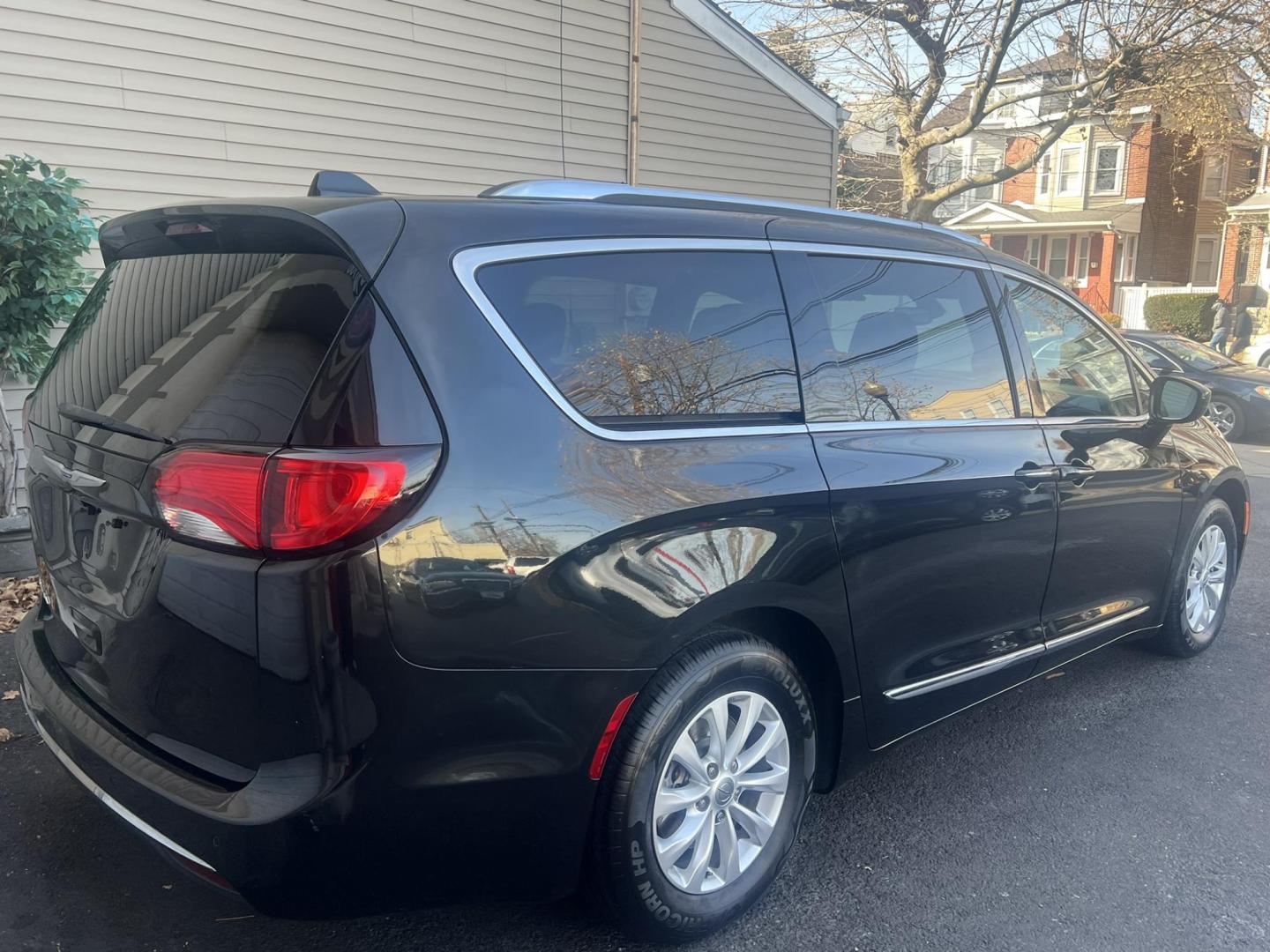 2019 BLACK /Black Leather Chrysler Pacifica Touring-L (2C4RC1BG5KR) with an 3.6L V6 DOHC 24V engine, 9A transmission, located at 1018 Brunswick Ave, Trenton, NJ, 08638, (609) 989-0900, 40.240086, -74.748085 - Photo#8