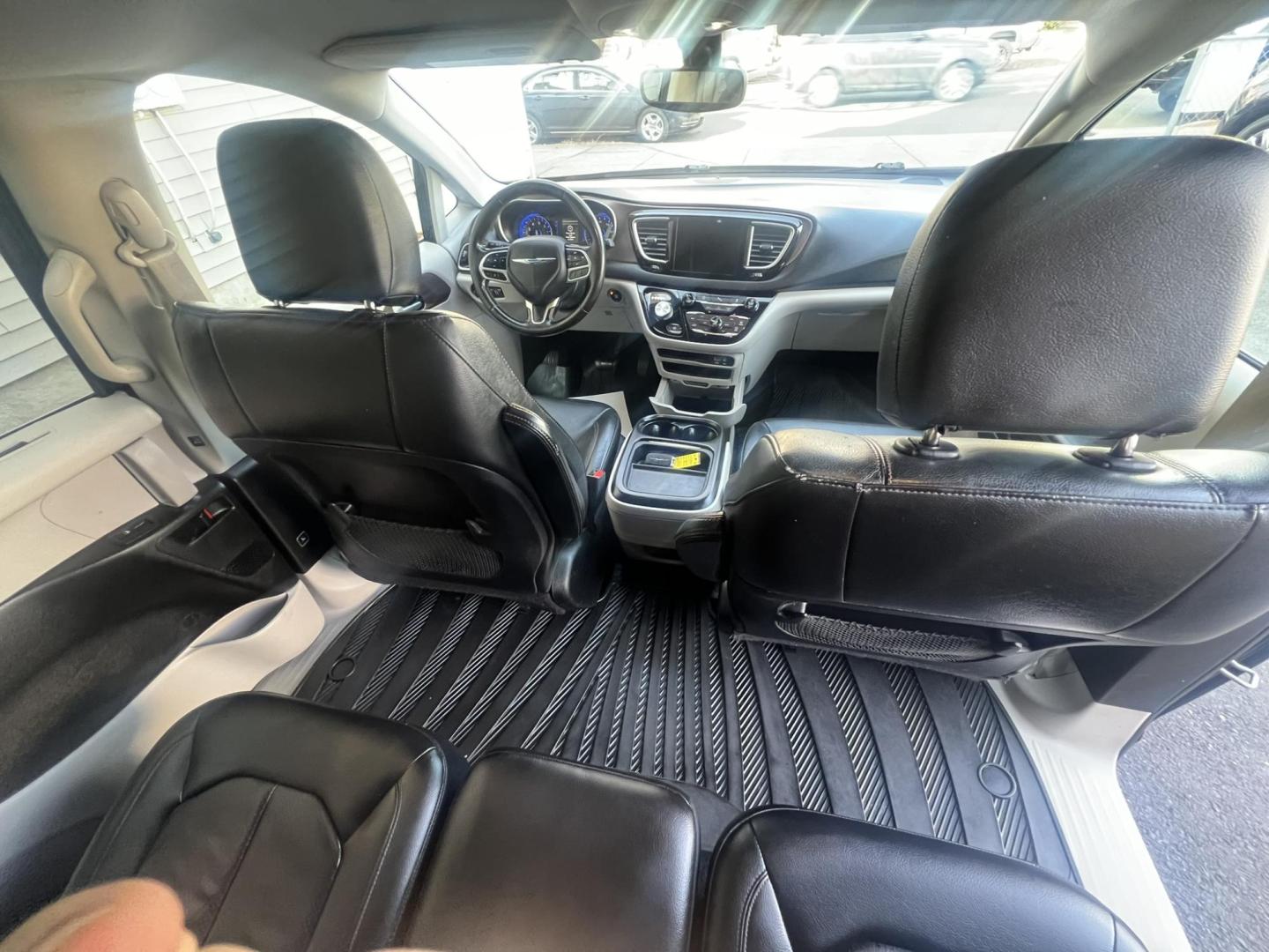 2019 BLACK /Black Leather Chrysler Pacifica Touring-L (2C4RC1BG5KR) with an 3.6L V6 DOHC 24V engine, 9A transmission, located at 1018 Brunswick Ave, Trenton, NJ, 08638, (609) 989-0900, 40.240086, -74.748085 - Photo#14