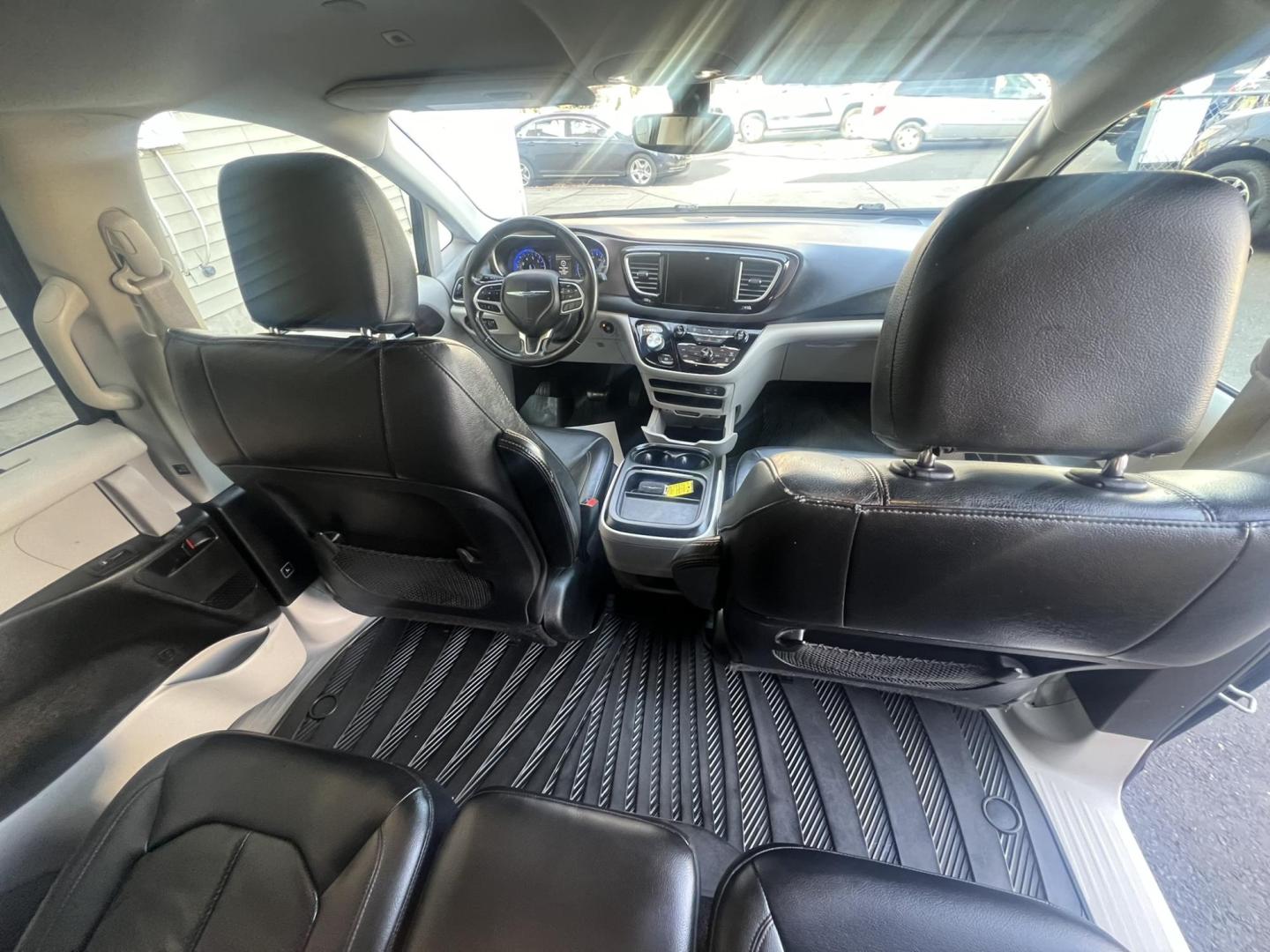 2019 BLACK /Black Leather Chrysler Pacifica Touring-L (2C4RC1BG5KR) with an 3.6L V6 DOHC 24V engine, 9A transmission, located at 1018 Brunswick Ave, Trenton, NJ, 08638, (609) 989-0900, 40.240086, -74.748085 - Photo#15