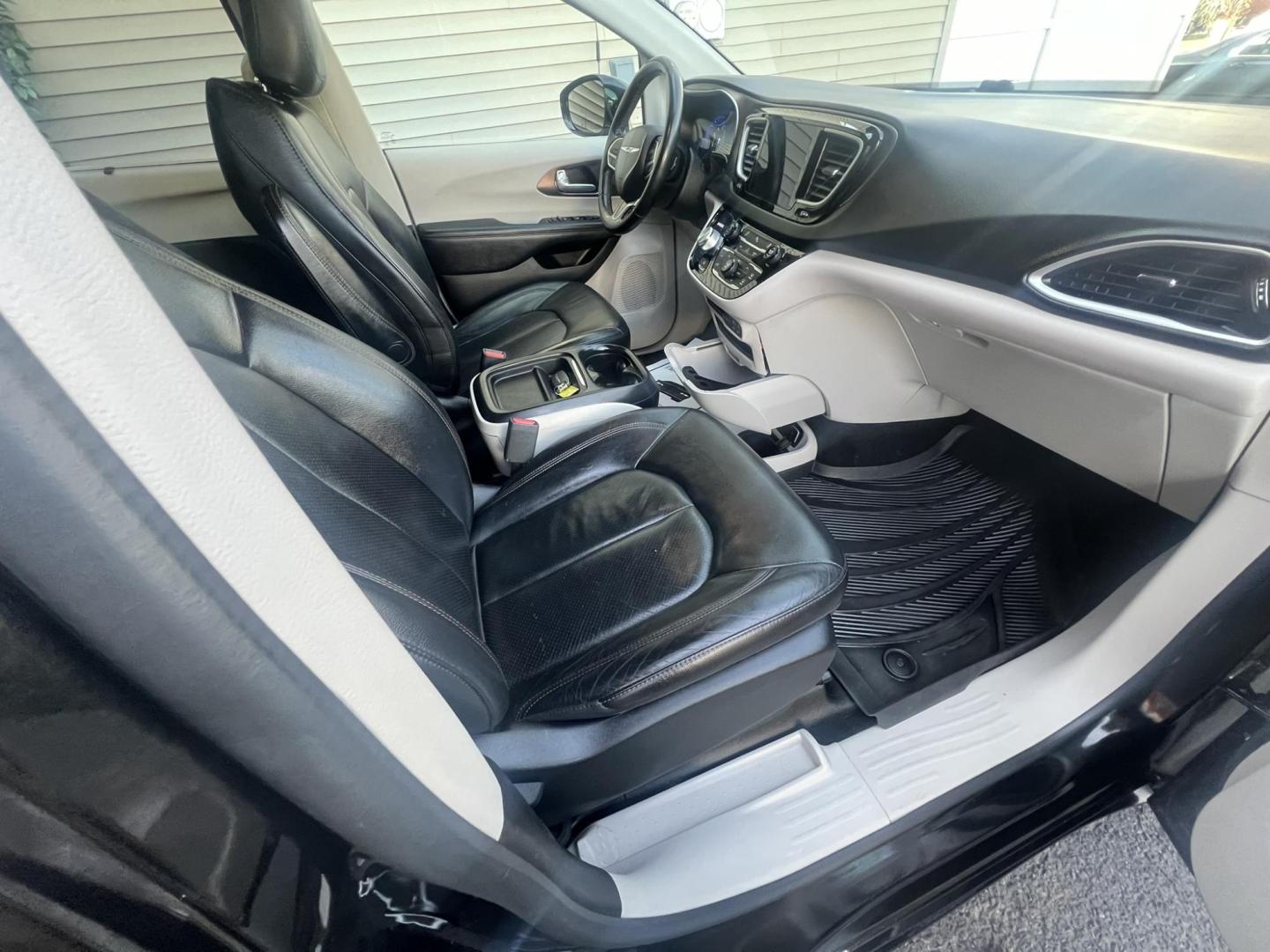 2019 BLACK /Black Leather Chrysler Pacifica Touring-L (2C4RC1BG5KR) with an 3.6L V6 DOHC 24V engine, 9A transmission, located at 1018 Brunswick Ave, Trenton, NJ, 08638, (609) 989-0900, 40.240086, -74.748085 - Photo#17