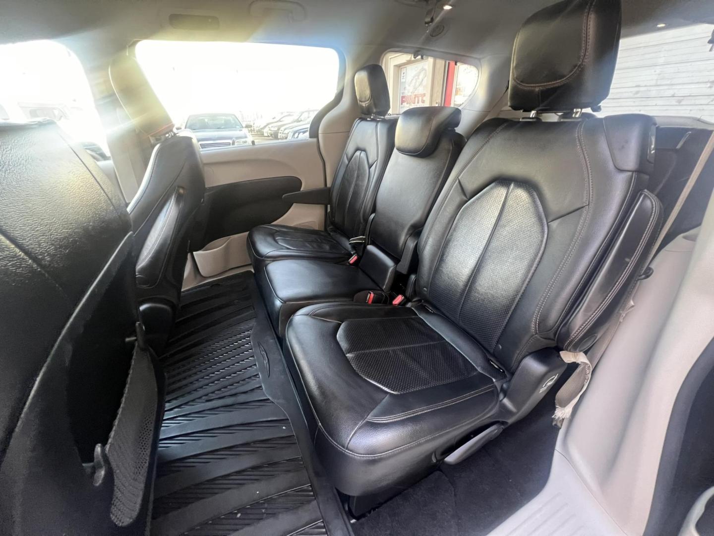 2019 BLACK /Black Leather Chrysler Pacifica Touring-L (2C4RC1BG5KR) with an 3.6L V6 DOHC 24V engine, 9A transmission, located at 1018 Brunswick Ave, Trenton, NJ, 08638, (609) 989-0900, 40.240086, -74.748085 - Photo#20