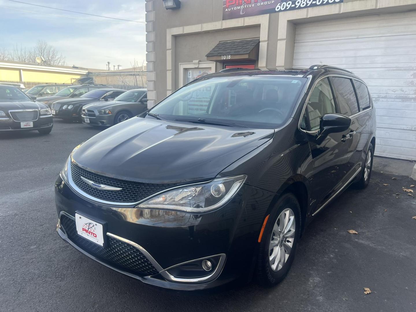 2019 BLACK /Black Leather Chrysler Pacifica Touring-L (2C4RC1BG5KR) with an 3.6L V6 DOHC 24V engine, 9A transmission, located at 1018 Brunswick Ave, Trenton, NJ, 08638, (609) 989-0900, 40.240086, -74.748085 - Photo#7