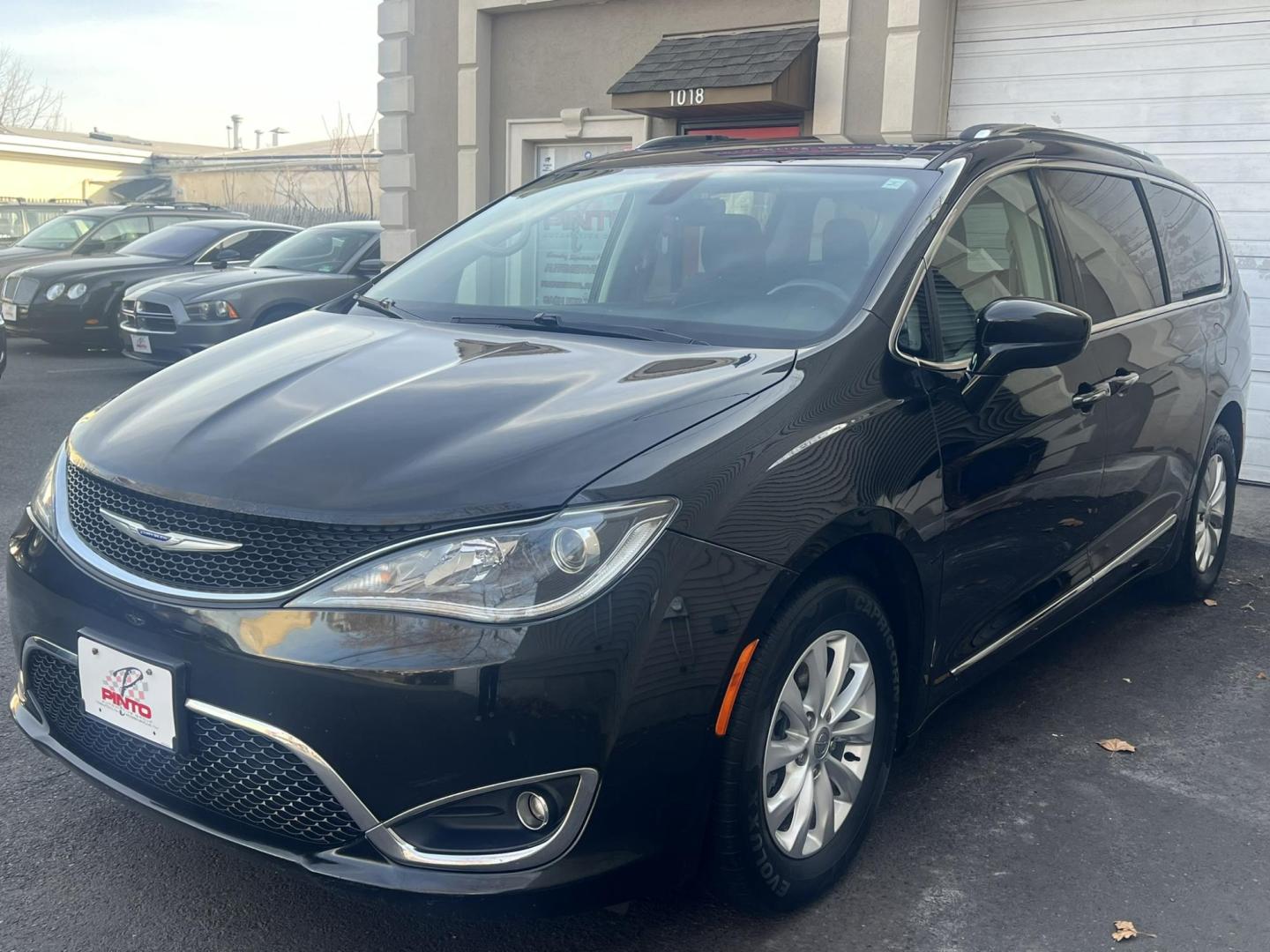 2019 BLACK /Black Leather Chrysler Pacifica Touring-L (2C4RC1BG5KR) with an 3.6L V6 DOHC 24V engine, 9A transmission, located at 1018 Brunswick Ave, Trenton, NJ, 08638, (609) 989-0900, 40.240086, -74.748085 - Photo#5