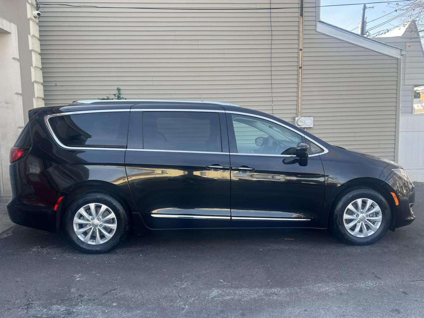 2019 BLACK /Black Leather Chrysler Pacifica Touring-L (2C4RC1BG5KR) with an 3.6L V6 DOHC 24V engine, 9A transmission, located at 1018 Brunswick Ave, Trenton, NJ, 08638, (609) 989-0900, 40.240086, -74.748085 - Photo#4