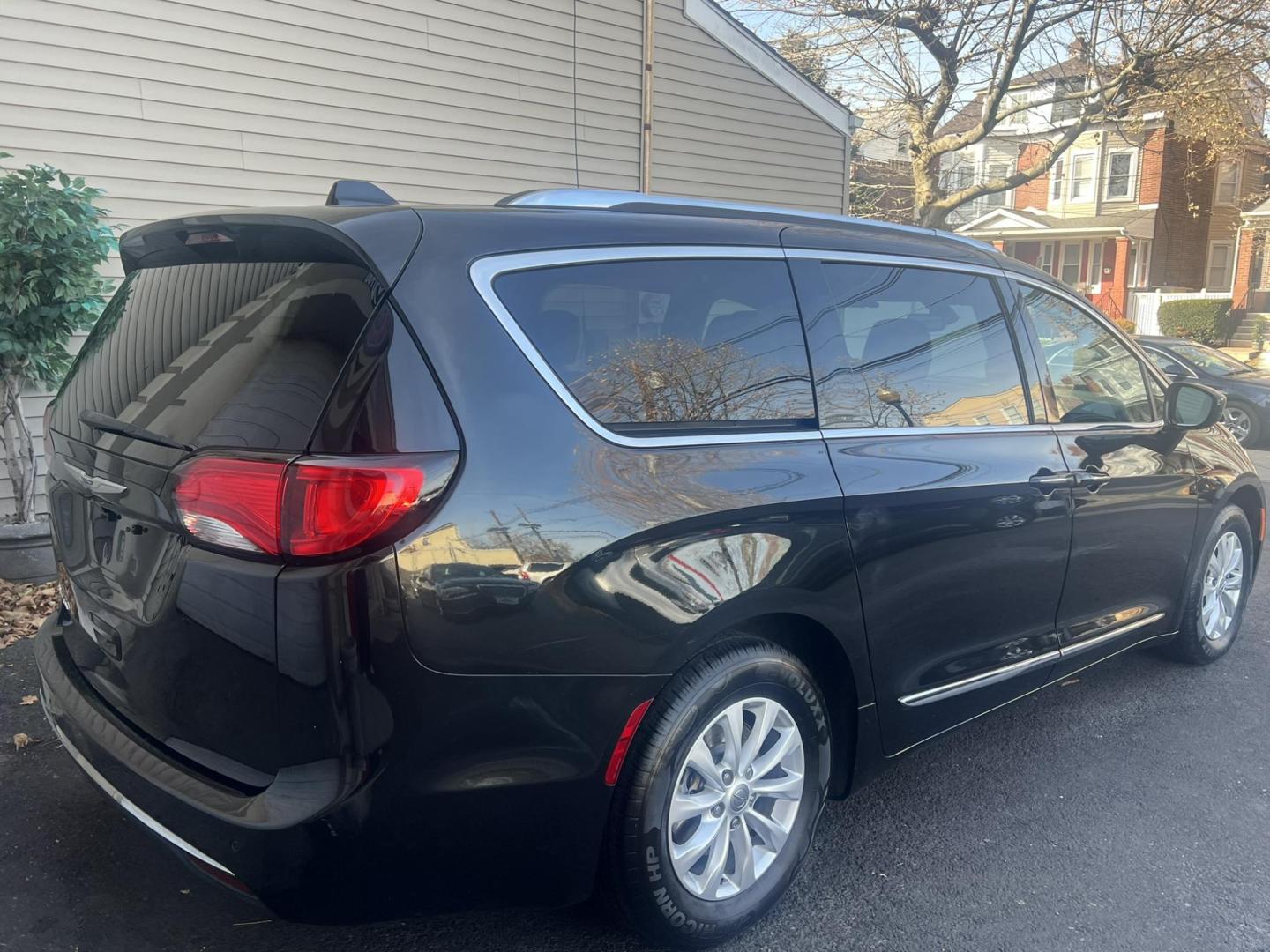 2019 BLACK /Black Leather Chrysler Pacifica Touring-L (2C4RC1BG5KR) with an 3.6L V6 DOHC 24V engine, 9A transmission, located at 1018 Brunswick Ave, Trenton, NJ, 08638, (609) 989-0900, 40.240086, -74.748085 - Photo#10