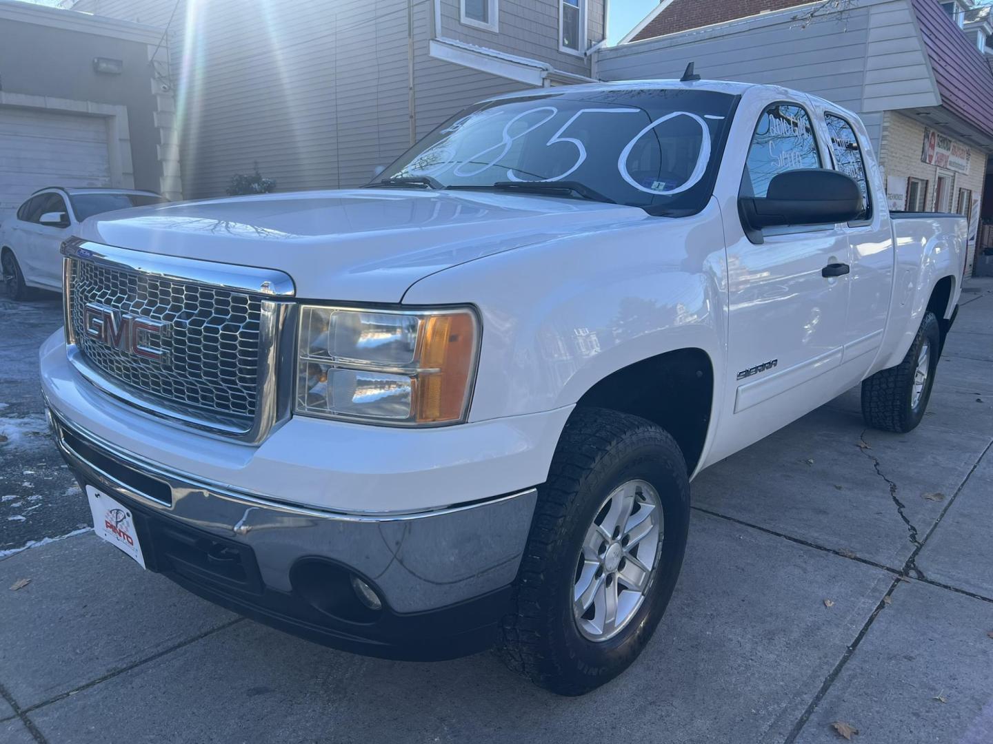 2010 White /Black GMC Sierra 1500 SLE Ext. Cab 4WD (1GTSKVE35AZ) with an 5.3L V8 OHV 16V FFV engine, 4-Speed Automatic transmission, located at 1018 Brunswick Ave, Trenton, NJ, 08638, (609) 989-0900, 40.240086, -74.748085 - Photo#2