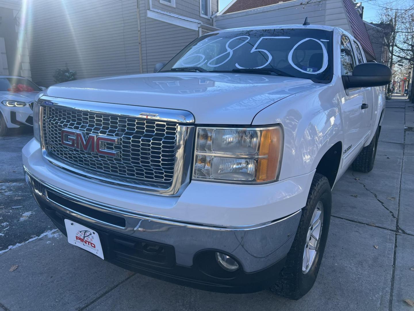 2010 White /Black GMC Sierra 1500 SLE Ext. Cab 4WD (1GTSKVE35AZ) with an 5.3L V8 OHV 16V FFV engine, 4-Speed Automatic transmission, located at 1018 Brunswick Ave, Trenton, NJ, 08638, (609) 989-0900, 40.240086, -74.748085 - Photo#0