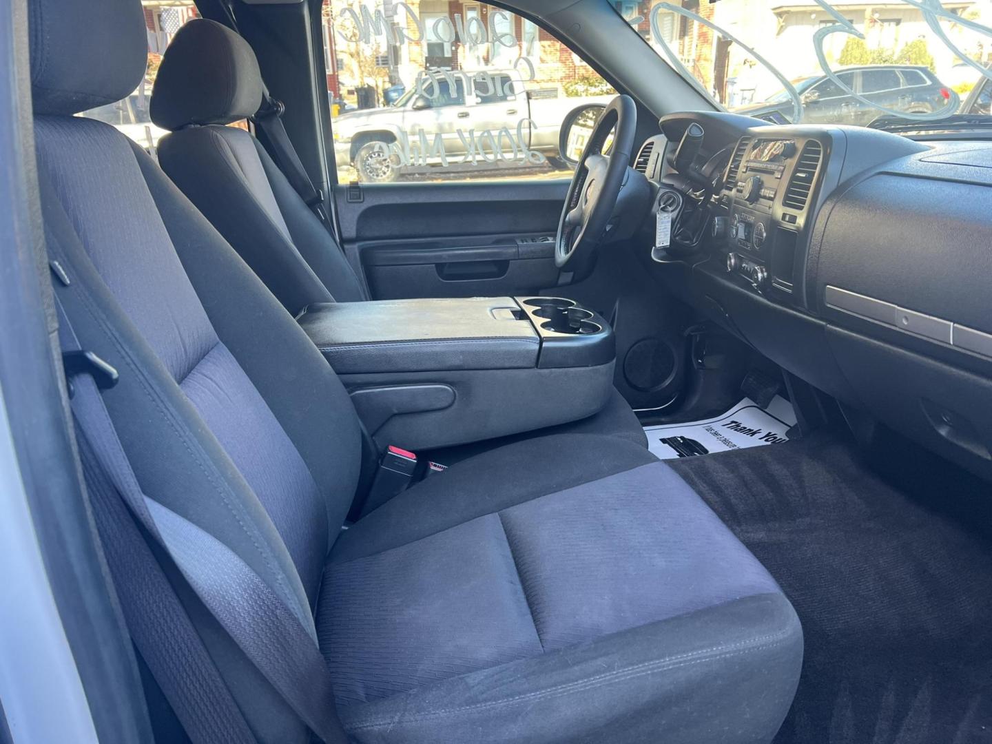 2010 White /Black GMC Sierra 1500 SLE Ext. Cab 4WD (1GTSKVE35AZ) with an 5.3L V8 OHV 16V FFV engine, 4-Speed Automatic transmission, located at 1018 Brunswick Ave, Trenton, NJ, 08638, (609) 989-0900, 40.240086, -74.748085 - Photo#12