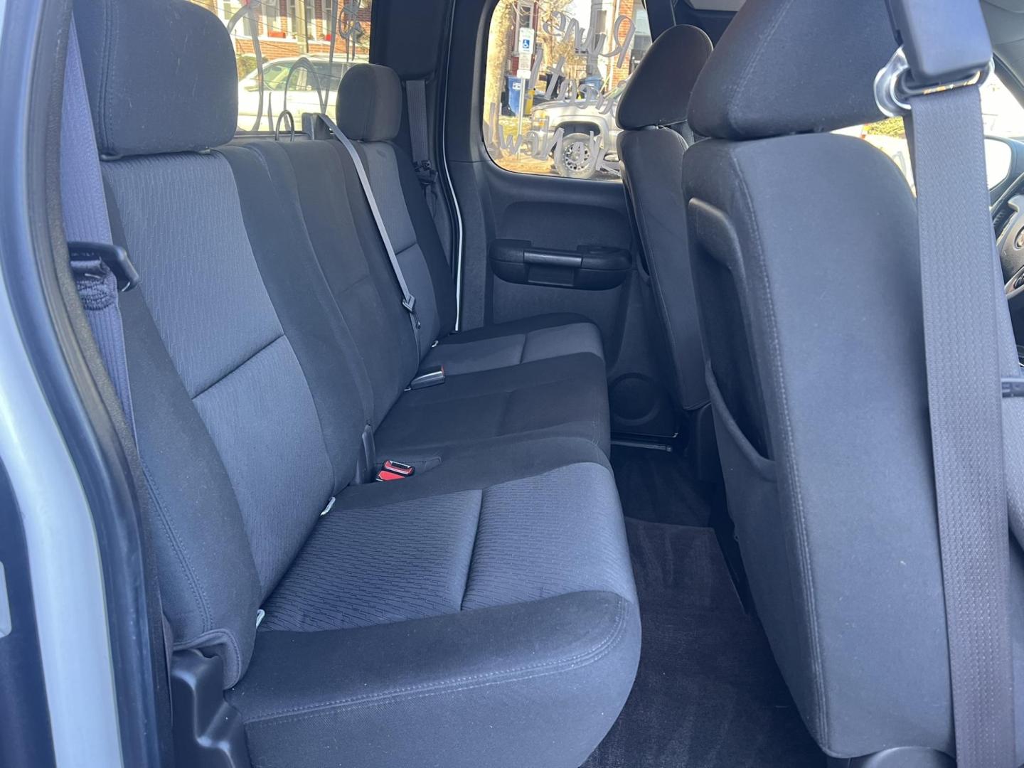 2010 White /Black GMC Sierra 1500 SLE Ext. Cab 4WD (1GTSKVE35AZ) with an 5.3L V8 OHV 16V FFV engine, 4-Speed Automatic transmission, located at 1018 Brunswick Ave, Trenton, NJ, 08638, (609) 989-0900, 40.240086, -74.748085 - Photo#13