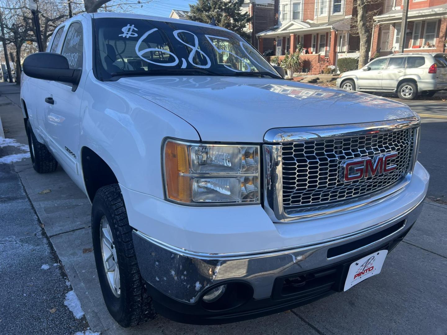 2010 White /Black GMC Sierra 1500 SLE Ext. Cab 4WD (1GTSKVE35AZ) with an 5.3L V8 OHV 16V FFV engine, 4-Speed Automatic transmission, located at 1018 Brunswick Ave, Trenton, NJ, 08638, (609) 989-0900, 40.240086, -74.748085 - Photo#1