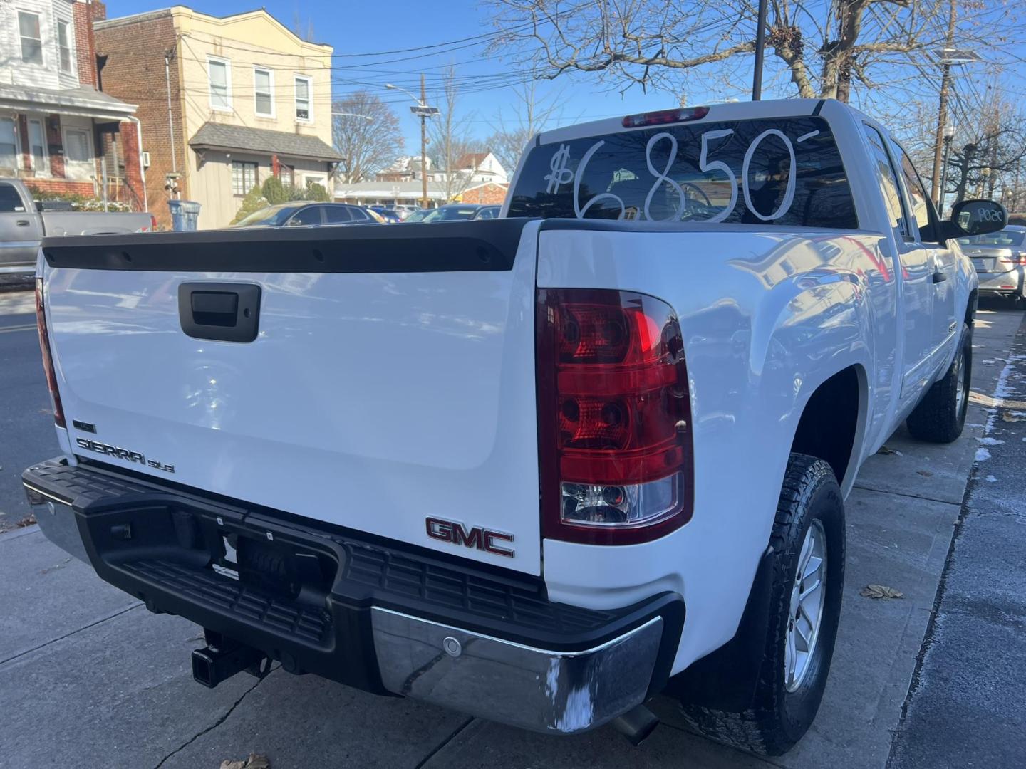 2010 White /Black GMC Sierra 1500 SLE Ext. Cab 4WD (1GTSKVE35AZ) with an 5.3L V8 OHV 16V FFV engine, 4-Speed Automatic transmission, located at 1018 Brunswick Ave, Trenton, NJ, 08638, (609) 989-0900, 40.240086, -74.748085 - Photo#4