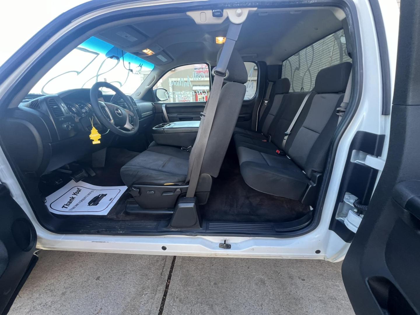 2010 White /Black GMC Sierra 1500 SLE Ext. Cab 4WD (1GTSKVE35AZ) with an 5.3L V8 OHV 16V FFV engine, 4-Speed Automatic transmission, located at 1018 Brunswick Ave, Trenton, NJ, 08638, (609) 989-0900, 40.240086, -74.748085 - Photo#8