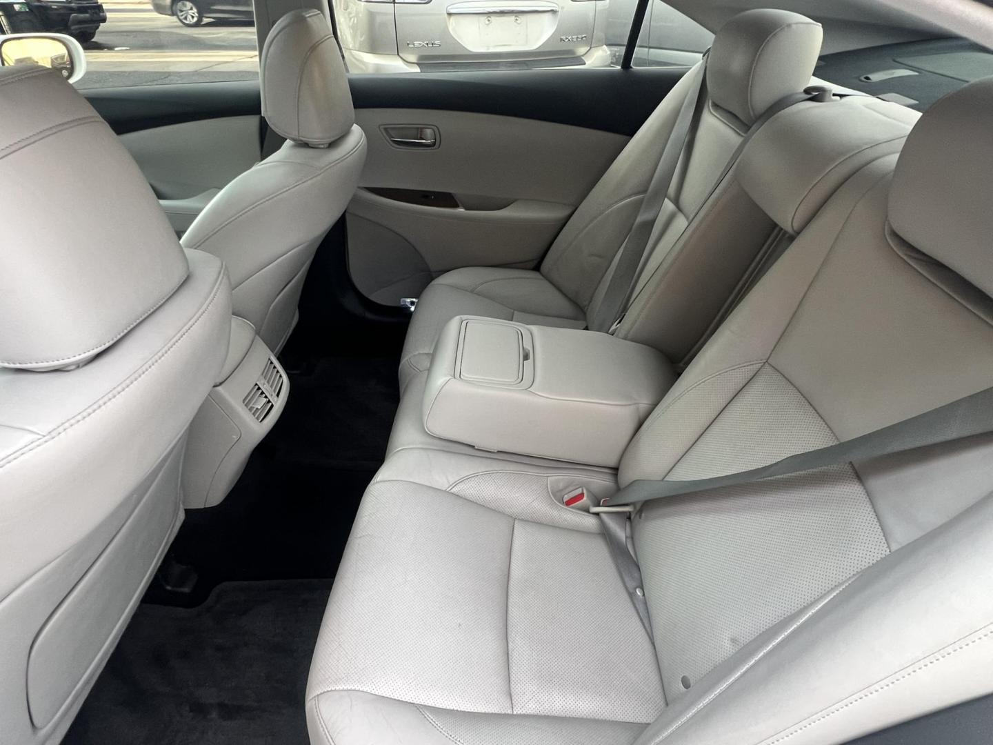 2011 White /Gray Lexus ES 350 Sedan (JTHBK1EG9B2) with an 3.5L V6 DOHC 24V engine, 6-Speed Automatic transmission, located at 1018 Brunswick Ave, Trenton, NJ, 08638, (609) 989-0900, 40.240086, -74.748085 - Words cannot describe the condition of this Lexus ES in crystal pearl white! Vehicle has been serviced up and is detailed to perfection and a must see and drive ASAP!! Financing is available so Call Anthony at 609-273-5100 to set up an appt!! - Photo#10