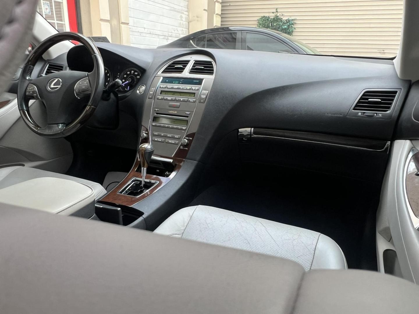 2011 White /Gray Lexus ES 350 Sedan (JTHBK1EG9B2) with an 3.5L V6 DOHC 24V engine, 6-Speed Automatic transmission, located at 1018 Brunswick Ave, Trenton, NJ, 08638, (609) 989-0900, 40.240086, -74.748085 - Words cannot describe the condition of this Lexus ES in crystal pearl white! Vehicle has been serviced up and is detailed to perfection and a must see and drive ASAP!! Financing is available so Call Anthony at 609-273-5100 to set up an appt!! - Photo#15