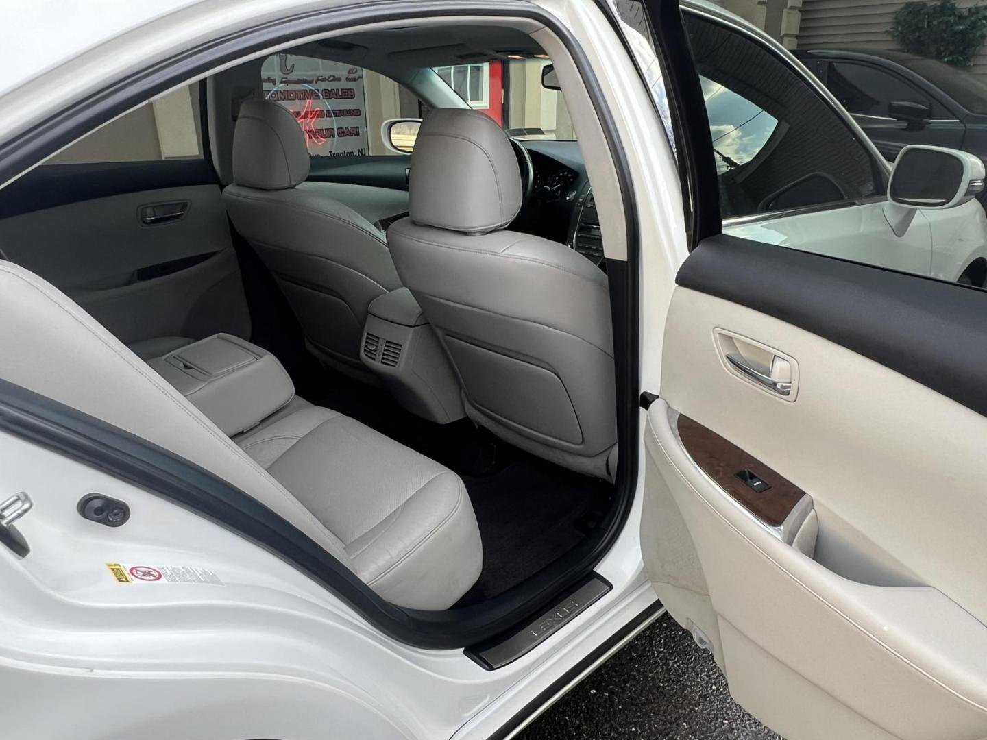 2011 White /Gray Lexus ES 350 Sedan (JTHBK1EG9B2) with an 3.5L V6 DOHC 24V engine, 6-Speed Automatic transmission, located at 1018 Brunswick Ave, Trenton, NJ, 08638, (609) 989-0900, 40.240086, -74.748085 - Words cannot describe the condition of this Lexus ES in crystal pearl white! Vehicle has been serviced up and is detailed to perfection and a must see and drive ASAP!! Financing is available so Call Anthony at 609-273-5100 to set up an appt!! - Photo#17