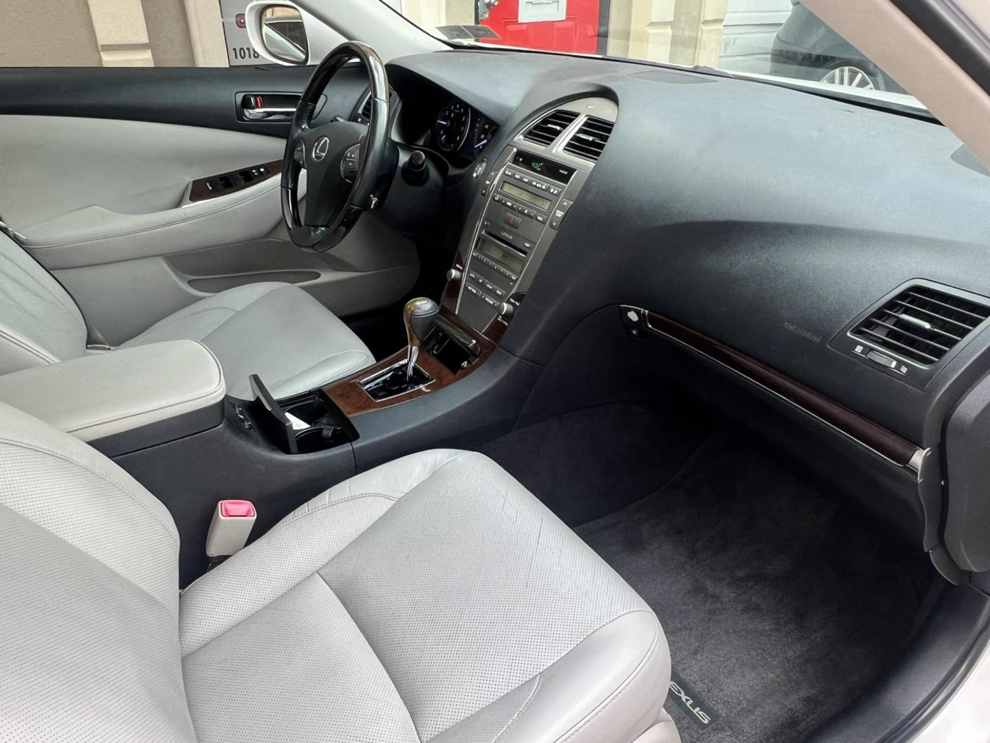 2011 White /Gray Lexus ES 350 Sedan (JTHBK1EG9B2) with an 3.5L V6 DOHC 24V engine, 6-Speed Automatic transmission, located at 1018 Brunswick Ave, Trenton, NJ, 08638, (609) 989-0900, 40.240086, -74.748085 - Words cannot describe the condition of this Lexus ES in crystal pearl white! Vehicle has been serviced up and is detailed to perfection and a must see and drive ASAP!! Financing is available so Call Anthony at 609-273-5100 to set up an appt!! - Photo#18