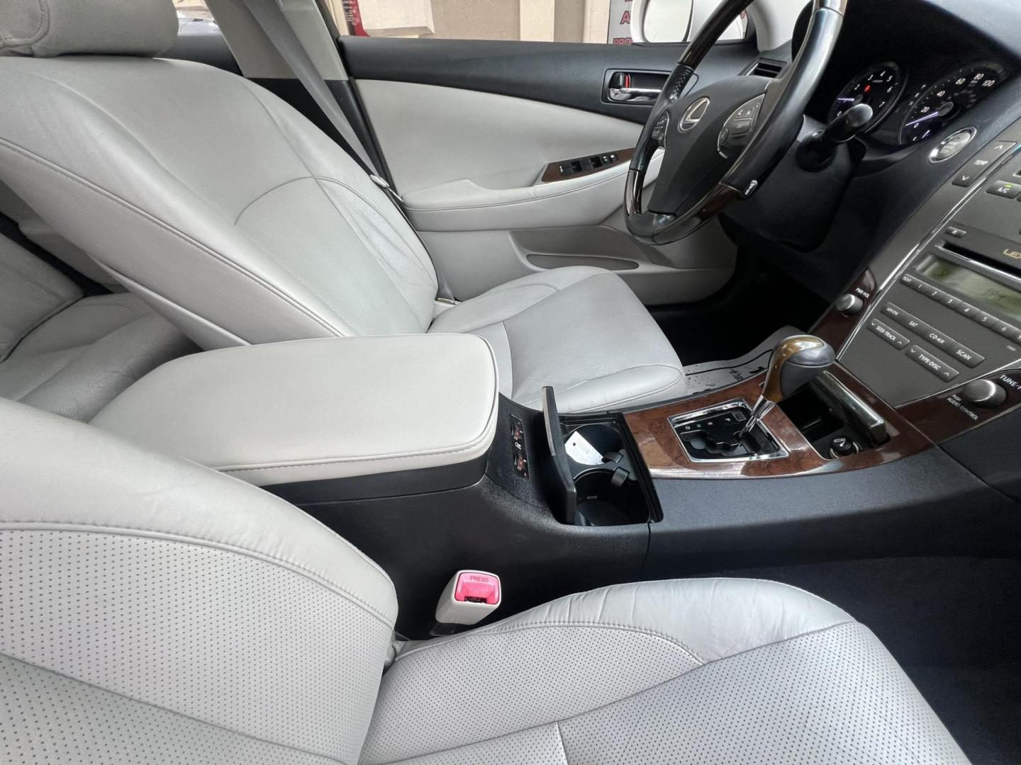 2011 White /Gray Lexus ES 350 Sedan (JTHBK1EG9B2) with an 3.5L V6 DOHC 24V engine, 6-Speed Automatic transmission, located at 1018 Brunswick Ave, Trenton, NJ, 08638, (609) 989-0900, 40.240086, -74.748085 - Words cannot describe the condition of this Lexus ES in crystal pearl white! Vehicle has been serviced up and is detailed to perfection and a must see and drive ASAP!! Financing is available so Call Anthony at 609-273-5100 to set up an appt!! - Photo#20