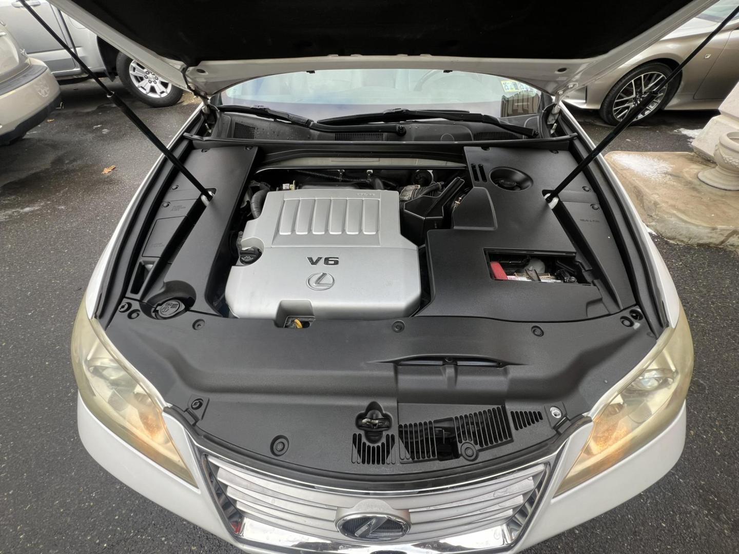 2011 White /Gray Lexus ES 350 Sedan (JTHBK1EG9B2) with an 3.5L V6 DOHC 24V engine, 6-Speed Automatic transmission, located at 1018 Brunswick Ave, Trenton, NJ, 08638, (609) 989-0900, 40.240086, -74.748085 - Words cannot describe the condition of this Lexus ES in crystal pearl white! Vehicle has been serviced up and is detailed to perfection and a must see and drive ASAP!! Financing is available so Call Anthony at 609-273-5100 to set up an appt!! - Photo#21