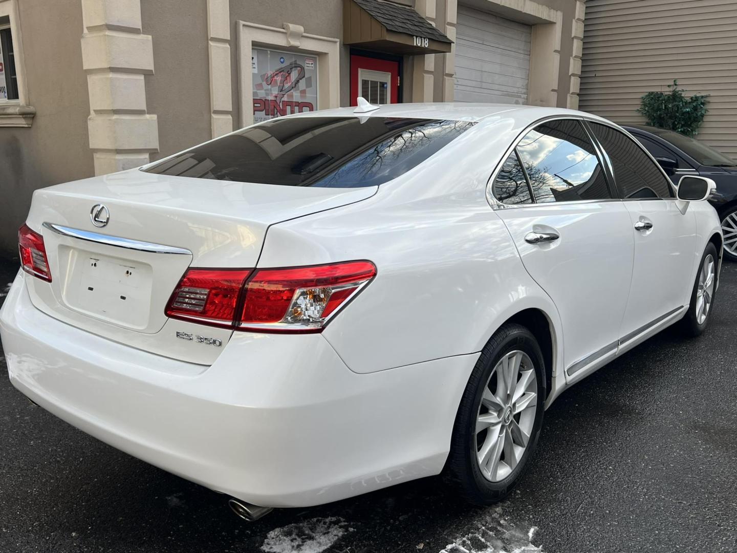 2011 White /Gray Lexus ES 350 Sedan (JTHBK1EG9B2) with an 3.5L V6 DOHC 24V engine, 6-Speed Automatic transmission, located at 1018 Brunswick Ave, Trenton, NJ, 08638, (609) 989-0900, 40.240086, -74.748085 - Words cannot describe the condition of this Lexus ES in crystal pearl white! Vehicle has been serviced up and is detailed to perfection and a must see and drive ASAP!! Financing is available so Call Anthony at 609-273-5100 to set up an appt!! - Photo#5